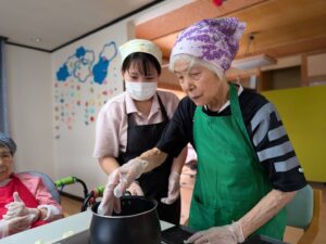 ③茹でる:白玉団子作りに取り組むご利用者様とスタッフ 料理レクリエーション 大田区上池台のデイサービス