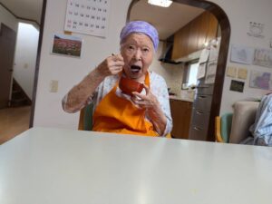 ④実食:出来立ての白玉団子を味わうご利用者様 おやつレク ファミリーケア心の家 上池台