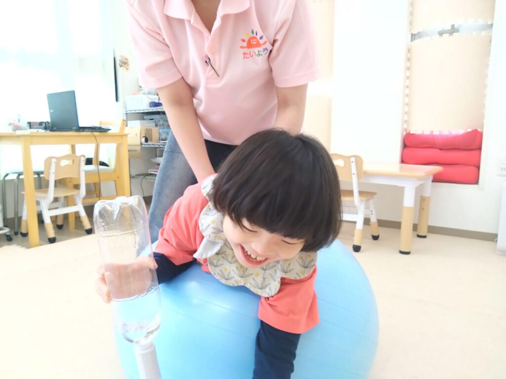 バランスボール 室内運動レク たいよう篠崎 江戸川区 放課後等デイサービス
