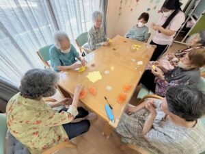 夏の創作活動でひまわり作り3