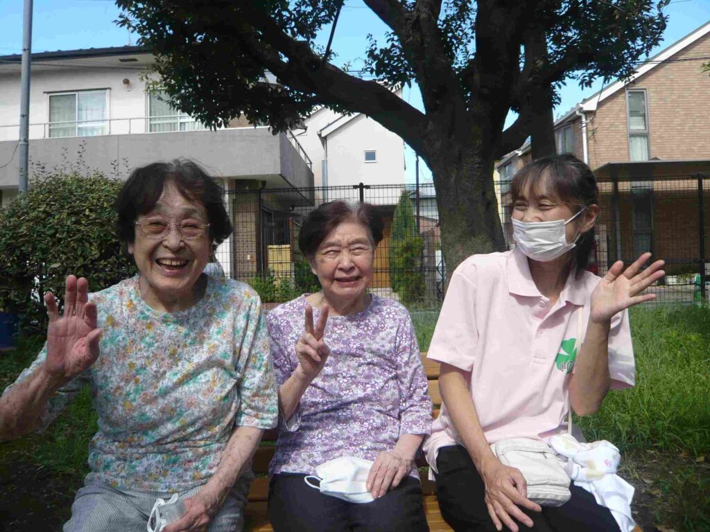 弦巻小泉公園 日陰散歩 自然観察 ファミリーケア心の家等々力 世田谷区 デイサービス