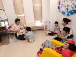 はらぺこあおむし 読み聞かせ たいよう篠崎 江戸川区 放課後等デイサービス