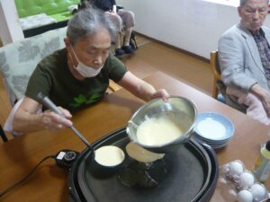 ホットケーキ作り 調理レクリエーション 手作りおやつ 笑顔 ファミリーケア心の家等々力 世田谷区 デイサービス