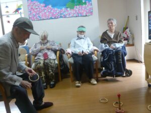 将棋駒ドミノ倒し 輪投げ ファミリーケア心の家等々力 世田谷区 デイサービス 室内レクリエーション